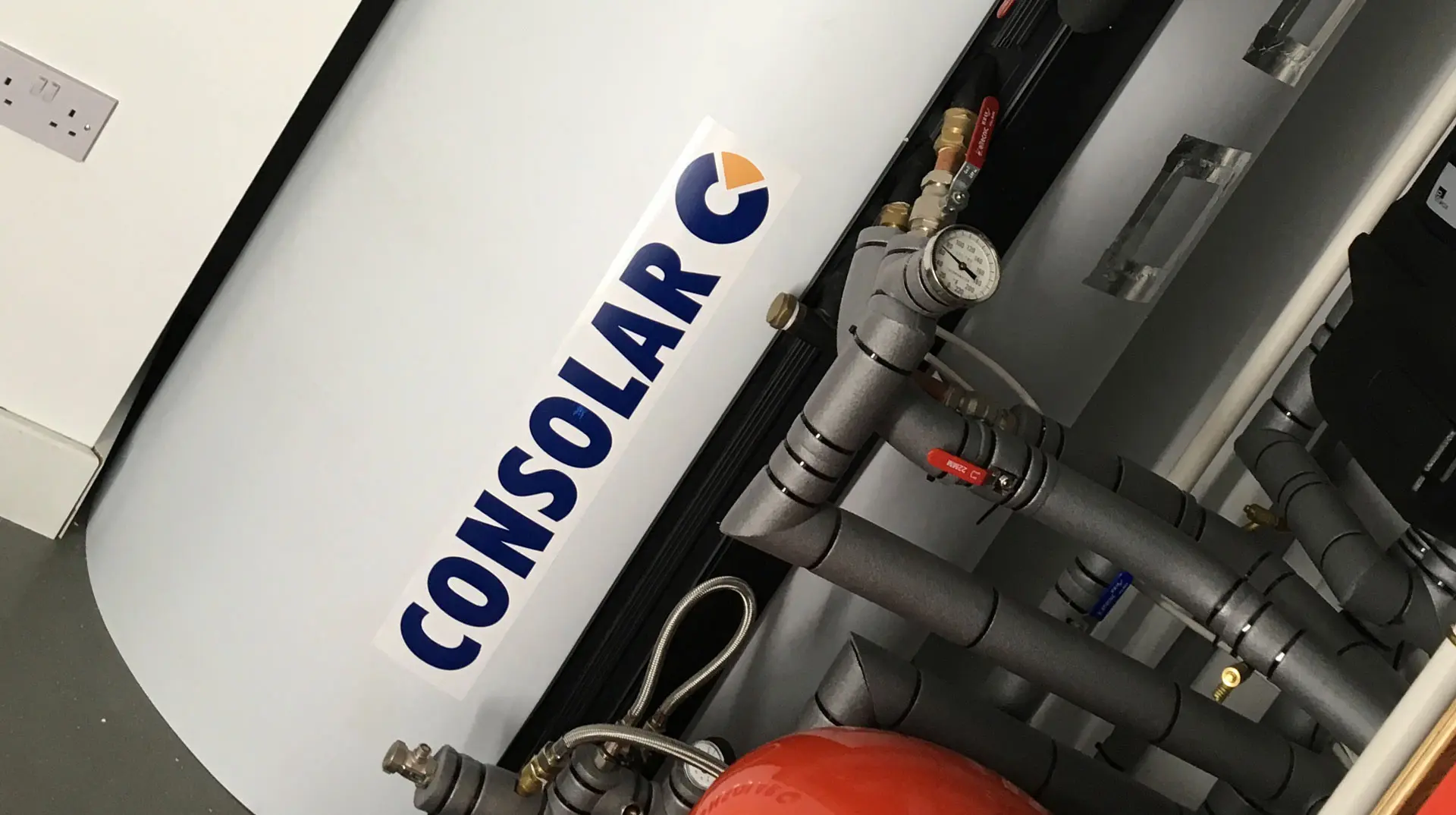 Consolar thermal store with pipework